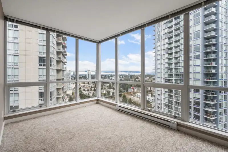 2702 9981 WHALLEY BOULEVARD - photo 4 of 40