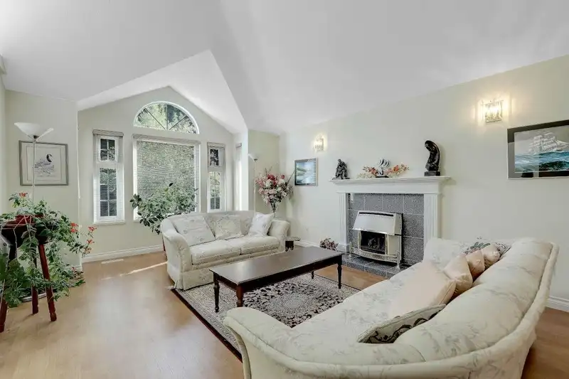 9433 164 STREET - photo 2 of 40