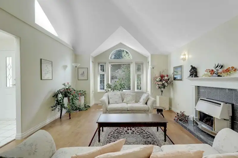 9433 164 STREET - photo 3 of 40