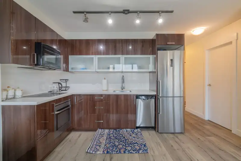 302 10777 UNIVERSITY DRIVE - photo 4 of 15