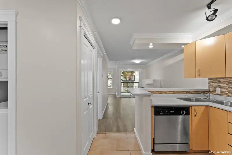 219 20200 56 AVENUE - photo 2 of 17