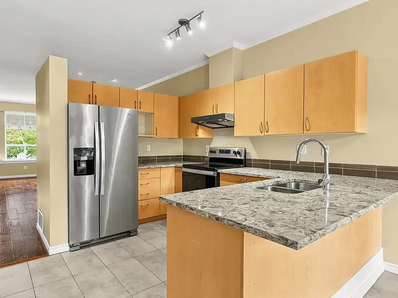 64 14952 58 AVENUE - photo 2 of 25