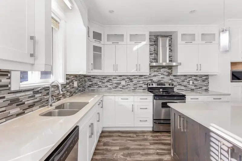 6015 138A STREET - photo 3 of 32