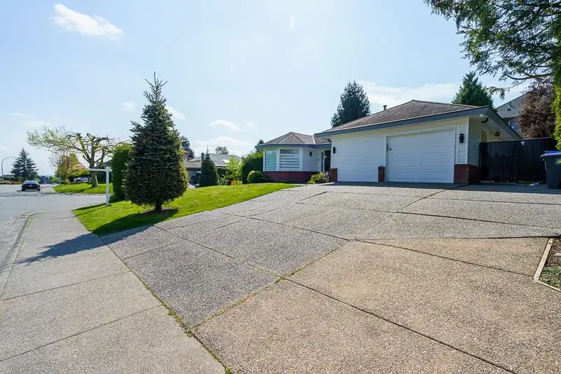16240 87 AVENUE - photo 2 of 36