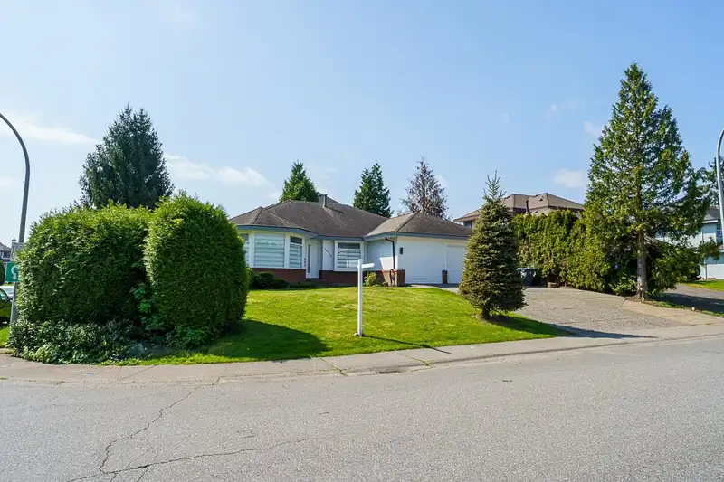 16240 87 AVENUE - photo 3 of 36
