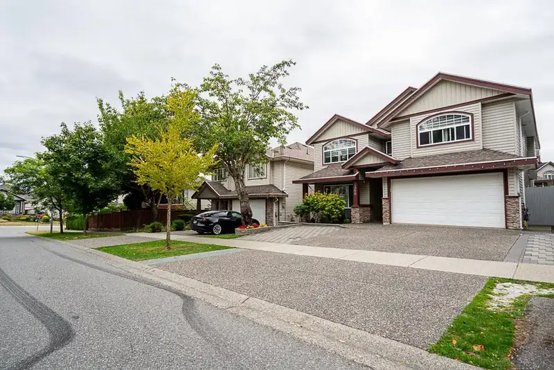 7366 144A STREET - photo 1 of 34
