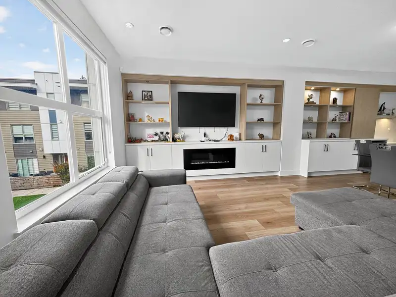 30 12585 104A AVENUE - photo 2 of 25