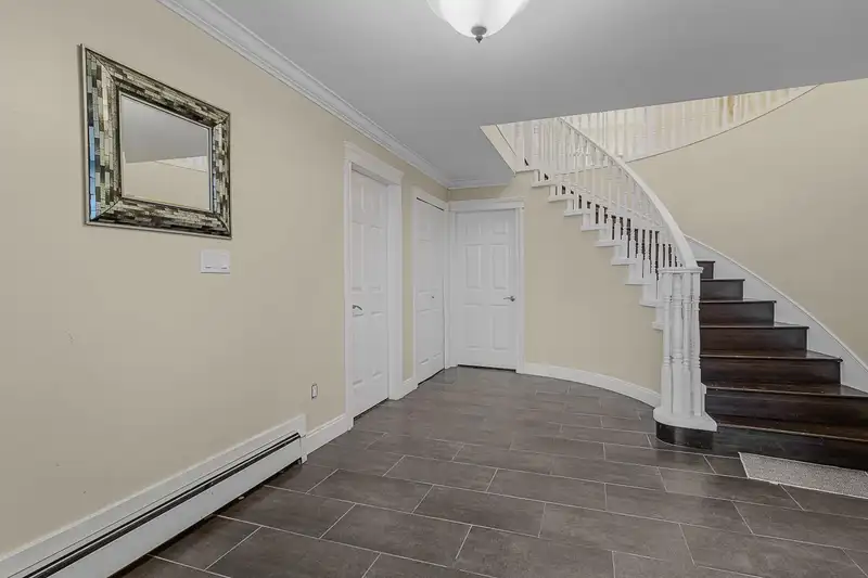 7015 142 STREET - photo 2 of 17
