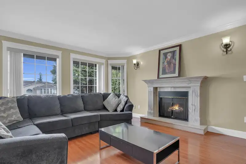 7015 142 STREET - photo 3 of 17