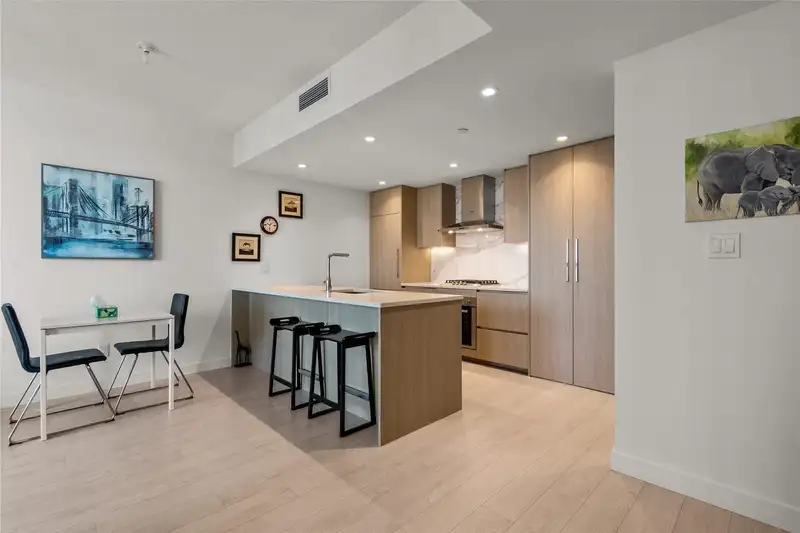 1205 9887 WHALLEY BOULEVARD - photo 2 of 25