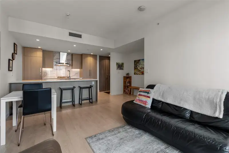 1205 9887 WHALLEY BOULEVARD - photo 3 of 25