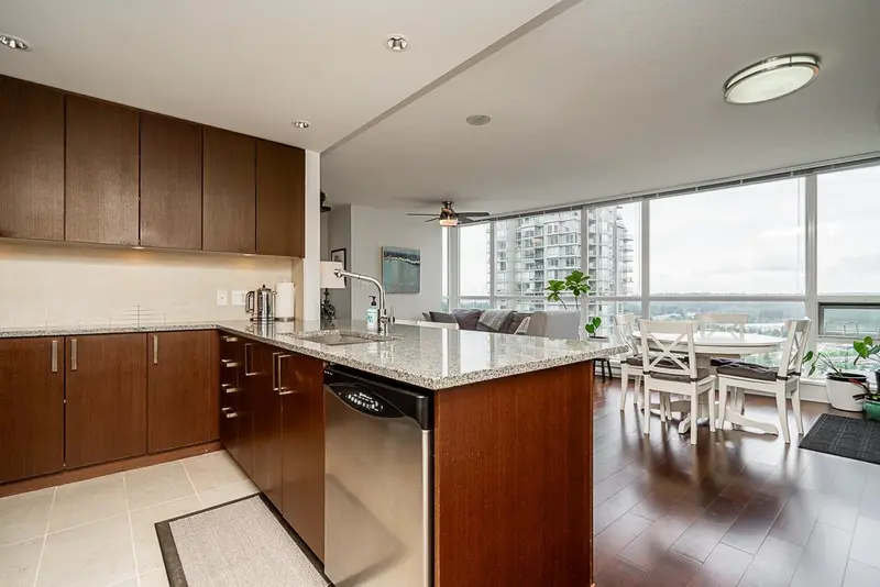 2605 2978 GLEN DRIVE - photo 3 of 25