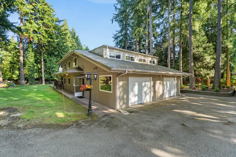 13514 20 AVENUE - photo 4 of 25