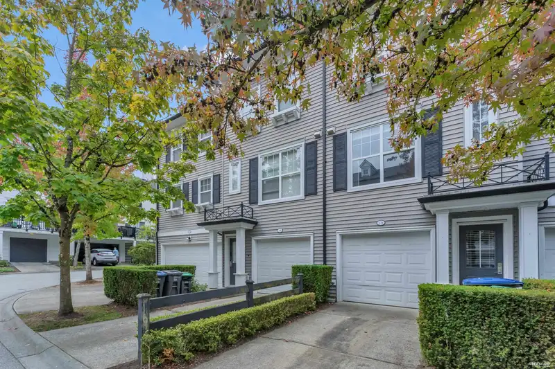 19 15075 60 AVENUE - photo 1 of 25