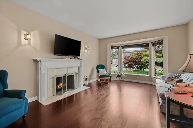 6041 186 STREET - photo 4 of 37