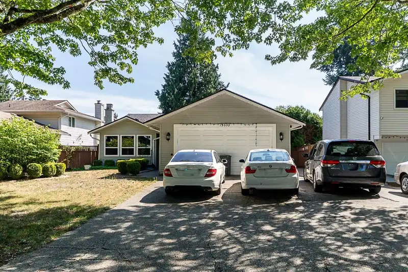 13032 61 AVENUE - photo 2 of 25