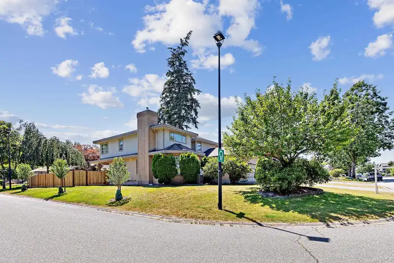 16546 N GLENWOOD CRESCENT - photo 2 of 40