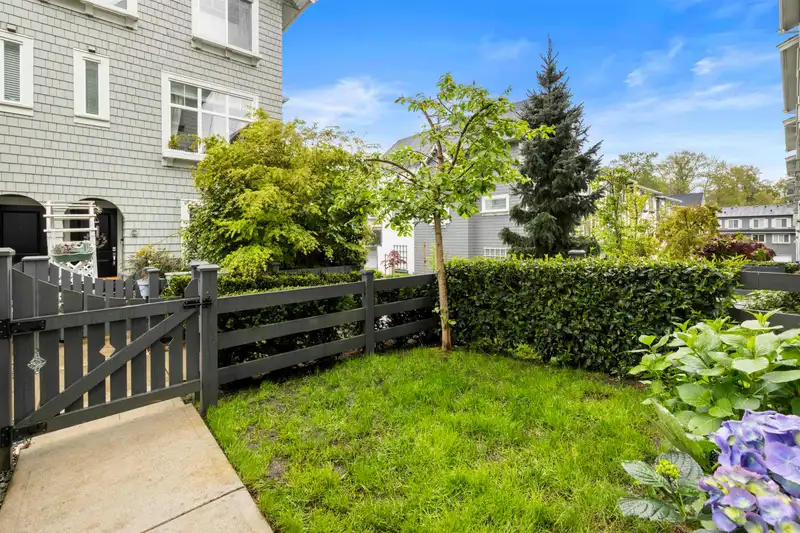 49 8168 136A STREET - photo 4 of 34