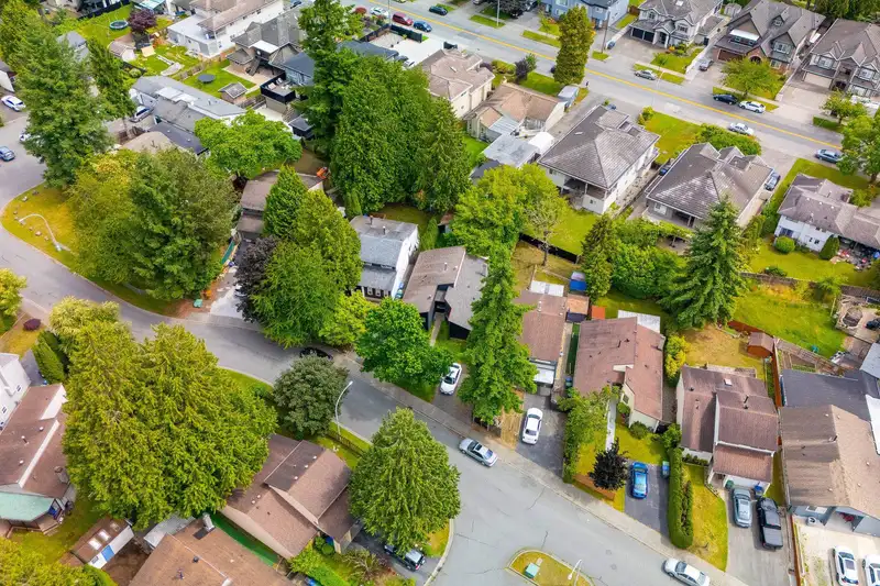 7092 129A STREET - photo 4 of 14