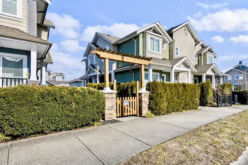 1 19299 72 AVENUE - photo 1 of 30