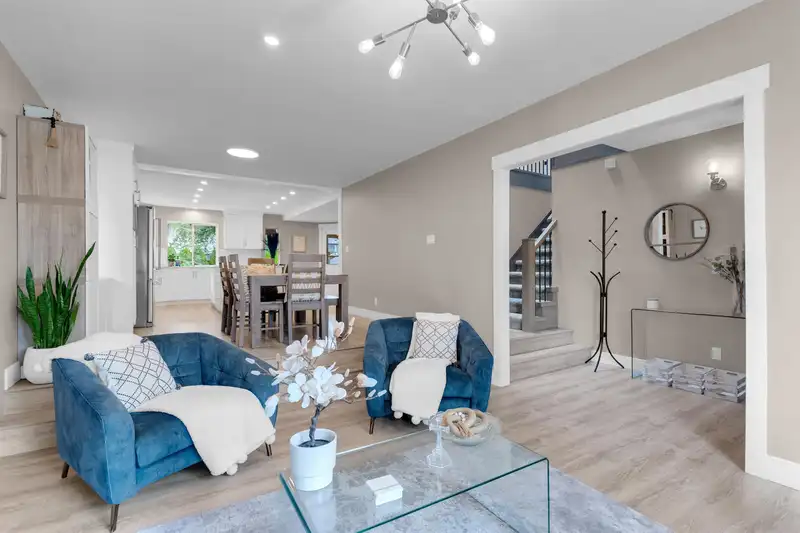 8037 164A STREET - photo 3 of 32