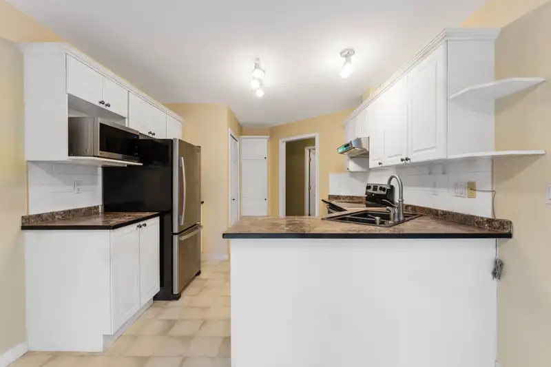33 8111 160 STREET - photo 4 of 38