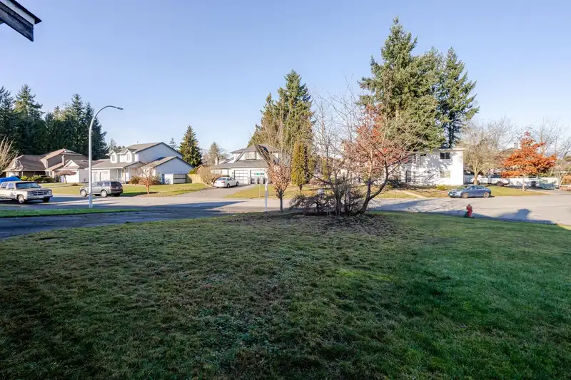 15688 93 AVENUE - photo 4 of 40