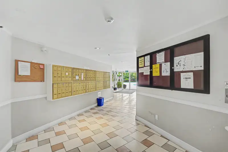 315 9299 121 STREET - photo 4 of 27