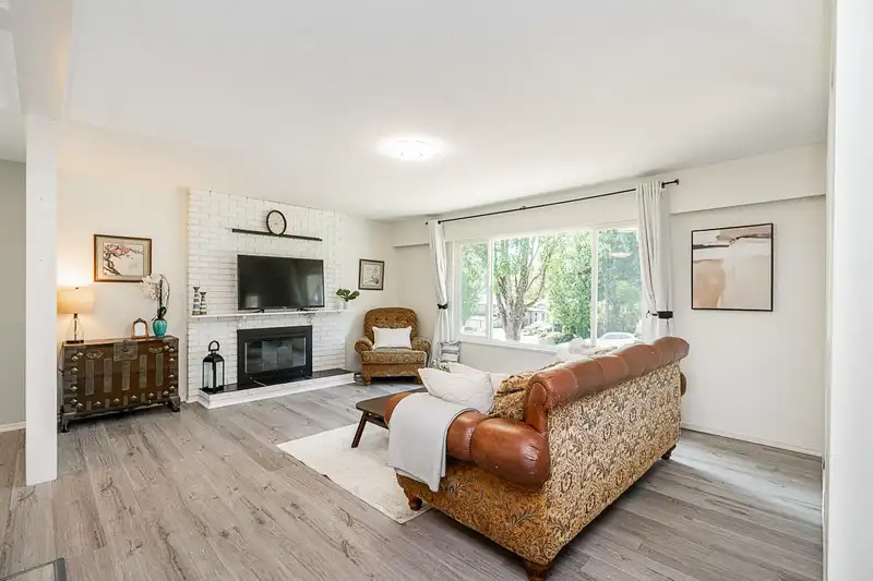 6250 171 STREET - photo 3 of 32