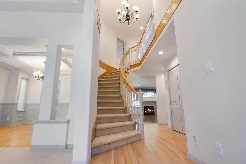 16033 110 AVENUE - photo 4 of 23