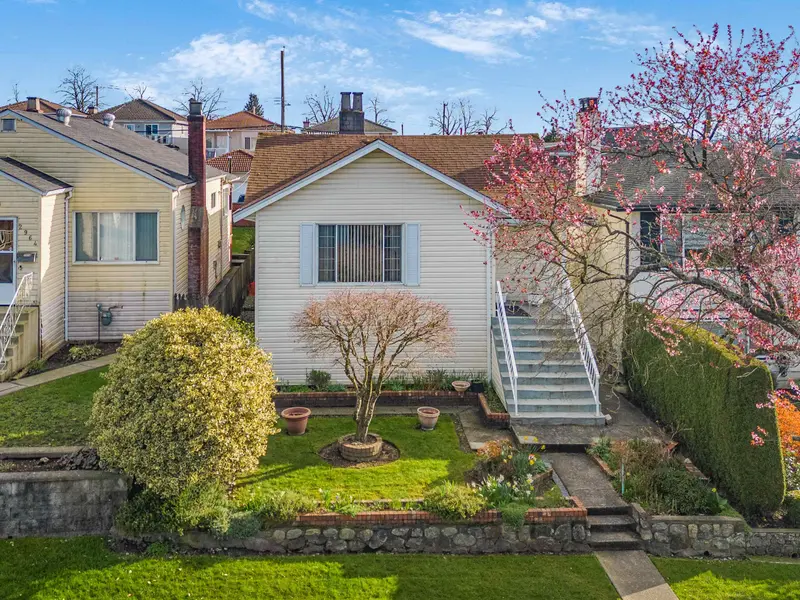 2958 E 4TH AVENUE - photo 2 of 23