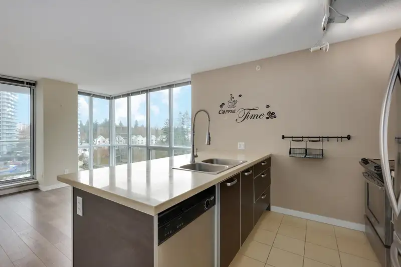 604 9981 WHALLEY BOULEVARD - photo 3 of 36