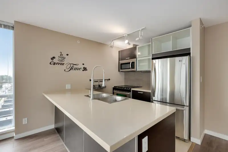 604 9981 WHALLEY BOULEVARD - photo 4 of 36