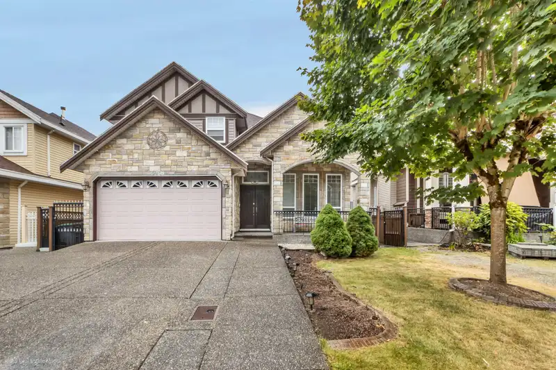 6968 151A STREET - photo 2 of 40
