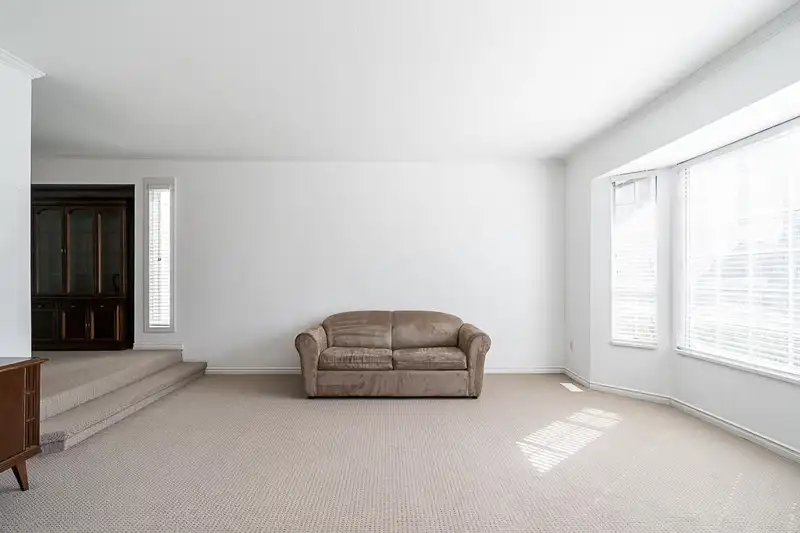 6064 180A STREET - photo 4 of 34