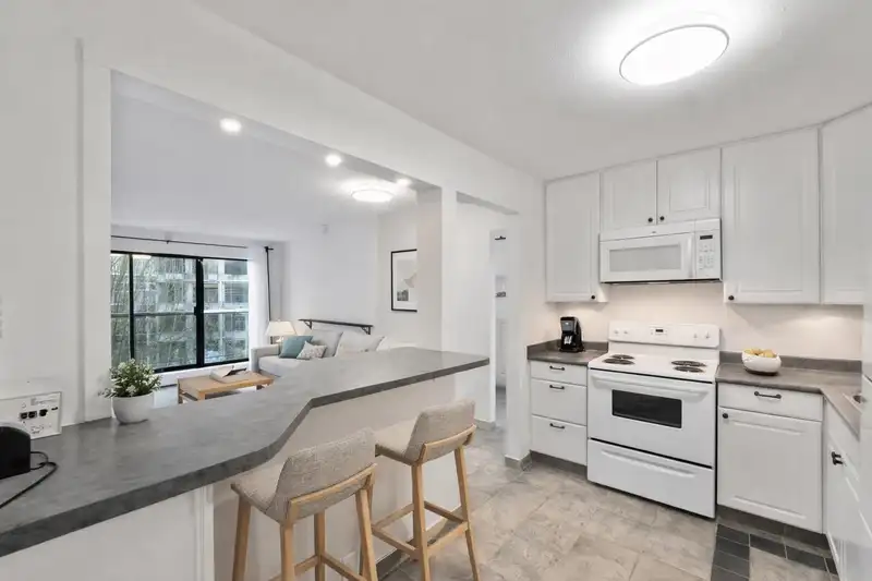 317 13364 102 AVENUE - photo 2 of 35