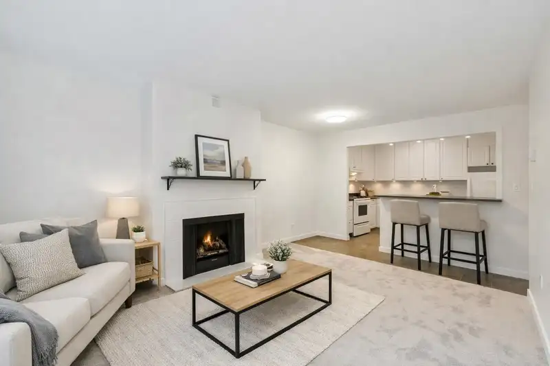 317 13364 102 AVENUE - photo 3 of 35