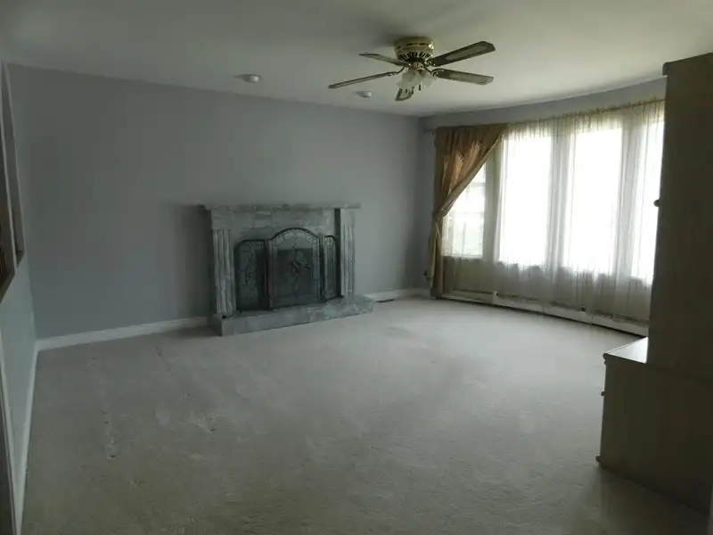 13920 109 AVENUE - photo 4 of 11