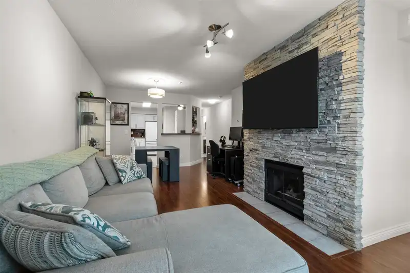 303 13860 70 AVENUE - photo 1 of 26