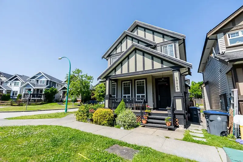 19065 67 AVENUE - photo 3 of 36