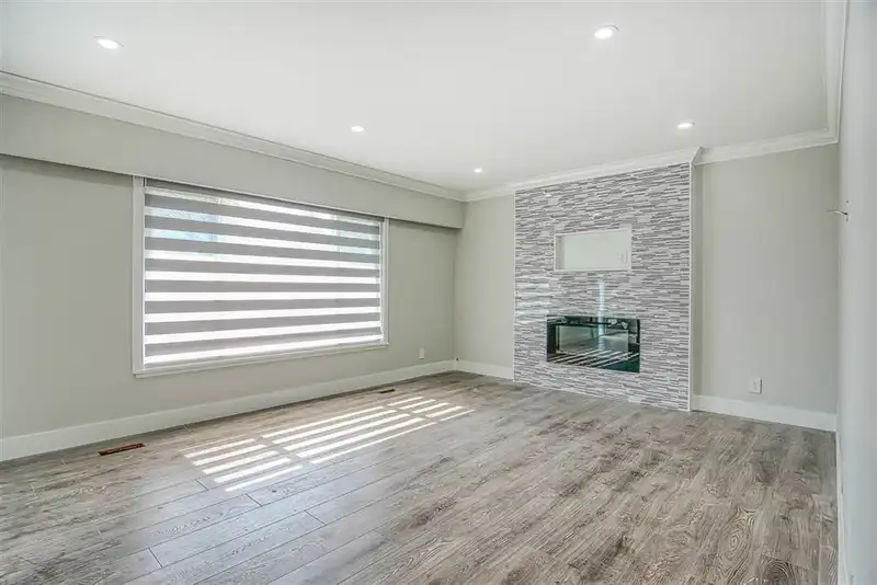 12625 CENTRE DRIVE - photo 4 of 13