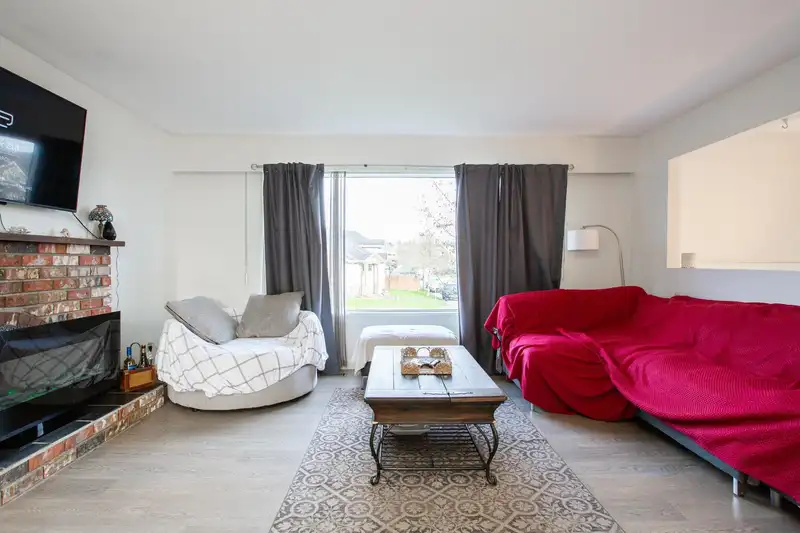 6221 175A STREET - photo 3 of 40