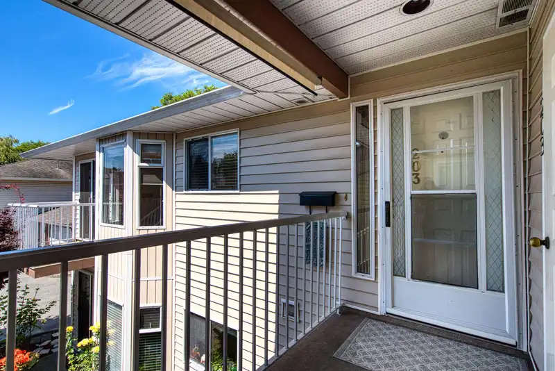 203 6875 121 STREET - photo 3 of 40