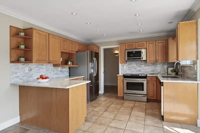 203 6875 121 STREET - photo 4 of 40