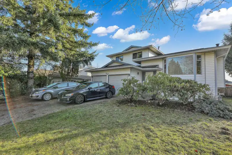 15662 91A AVENUE - photo 2 of 35