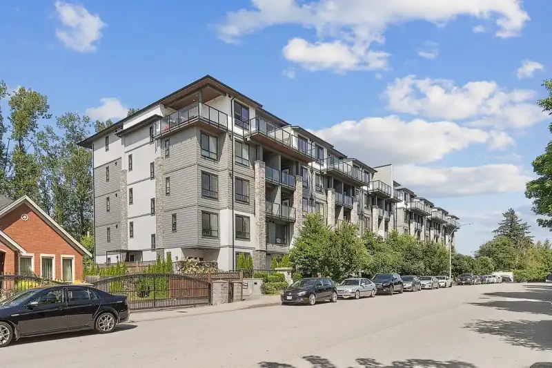 520 15351 101 AVENUE - photo 1 of 9