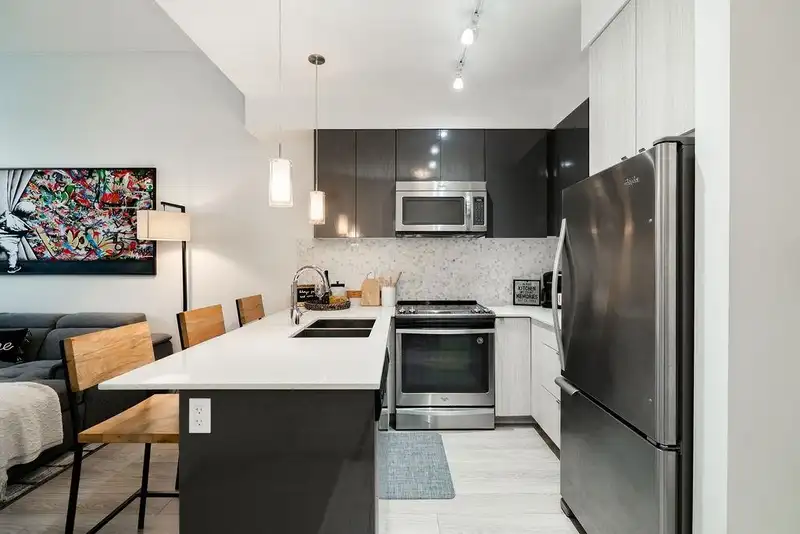409 6468 195A STREET - photo 2 of 40