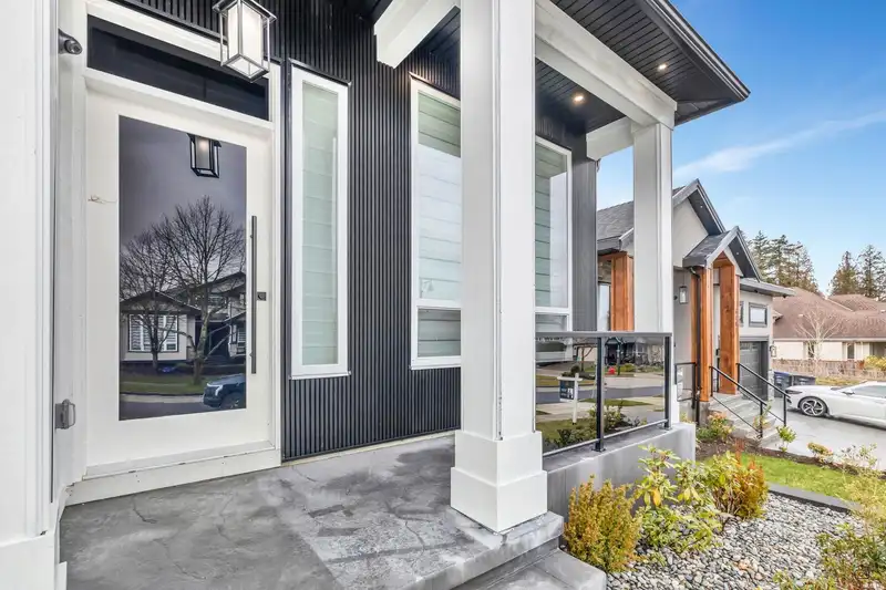 6161 164A STREET - photo 4 of 40