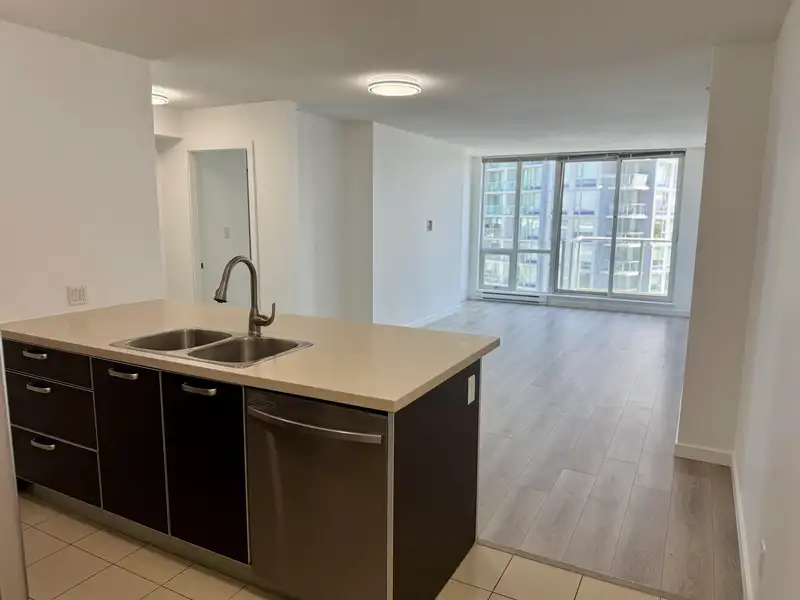 1602 9981 WHALLEY BOULEVARD - photo 1 of 10