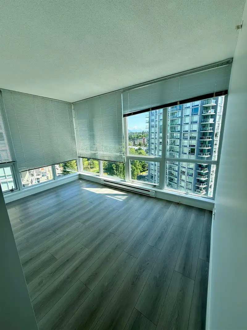 1602 9981 WHALLEY BOULEVARD - photo 3 of 10
